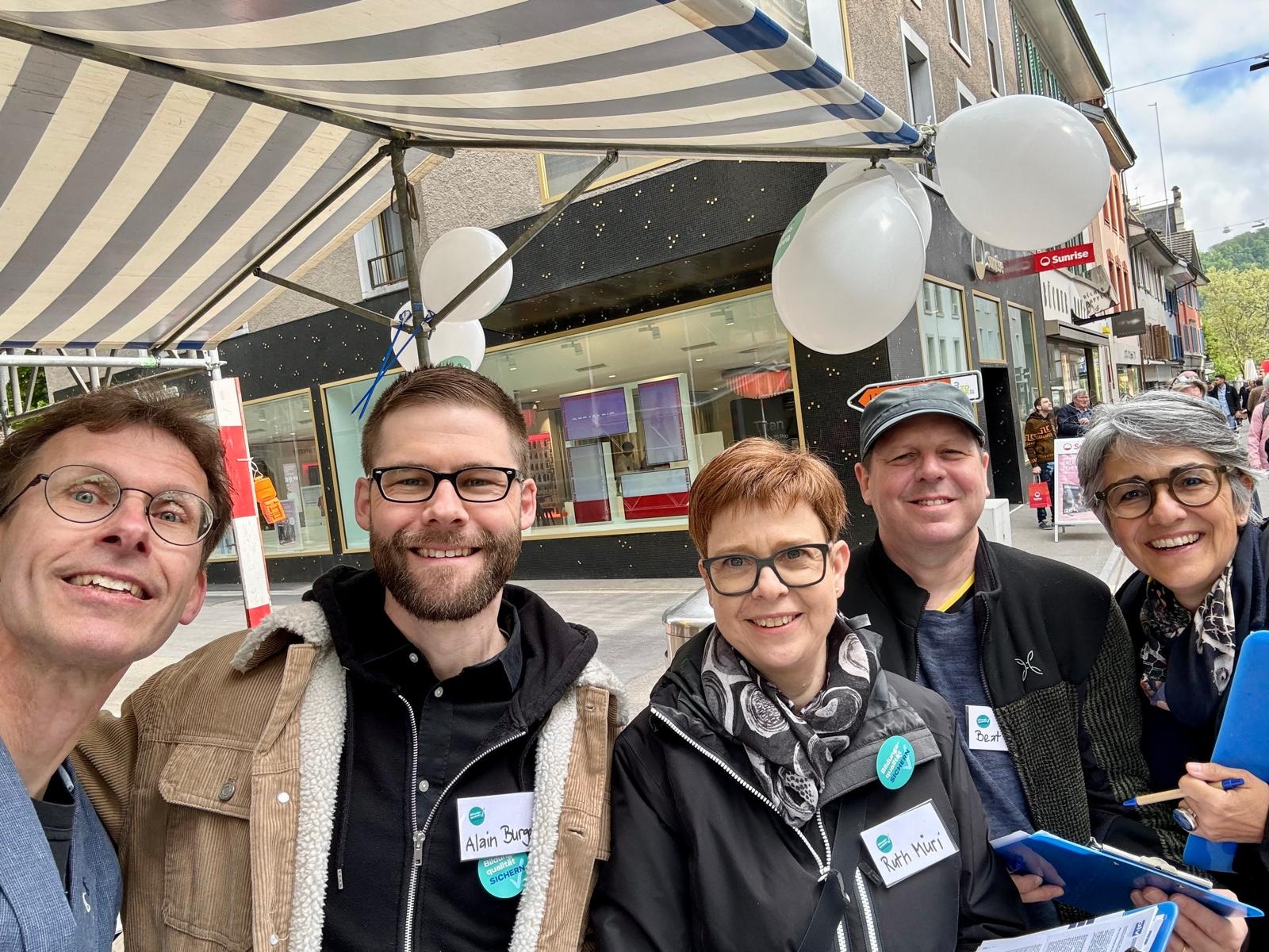 Michael Hegnauer, Alain Burger, Ruth Müri, Beat Gräub und Kathrin Scholl beim Unterschriftensammeln in Baden